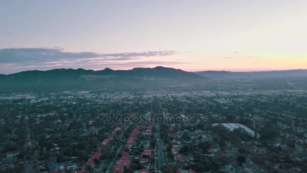 Cinema vídeo panorâmico aéreo da cidade noturna de um helicóptero. Belo pôr do sol em Los Angeles, Califórnia, EUA — Vídeo de Stock