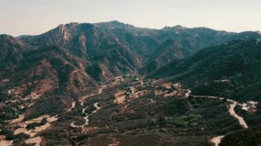 Sinema dağ oluşumları Malibu'da bir helikopterden görünümünü hava panoramik video. Los Angeles, Kaliforniya, ABD