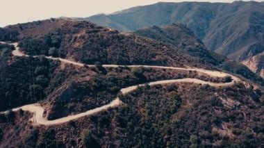 Sinema dağ oluşumları Malibu'da bir helikopterden görünümünü hava panoramik video. Dağ yolundan tepelerin üst boyunca çalışır. Los Angeles, Kaliforniya, ABD