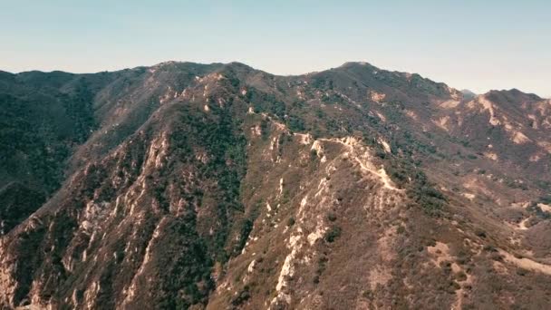 Cinema vídeo panorâmico aéreo da vista das formações de montanha em Malibu a partir de um helicóptero. Los Angeles, Califórnia, EUA — Vídeo de Stock