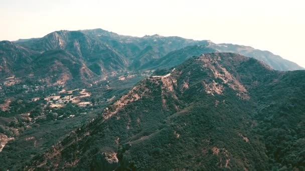 Kino-panoramabild vom blick auf bergformationen in malibu aus einem hubschrauber. los angeles, kalifornien, usa — Stockvideo