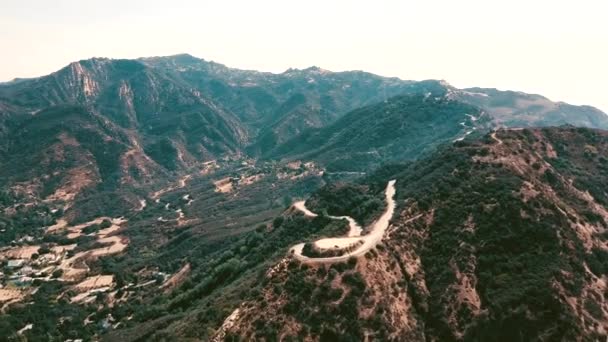 Kino-panoramabild vom blick auf bergformationen in malibu aus einem hubschrauber. los angeles, kalifornien, usa — Stockvideo