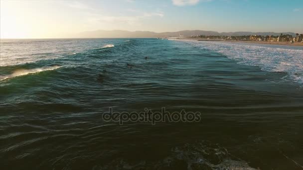 Les vagues de l'océan s'écrasent. Marina del Rey, Californie au coucher du soleil 