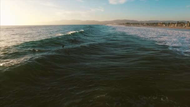 Havets vågor kraschar. Marina del Rey, California under solnedgången — Stockvideo