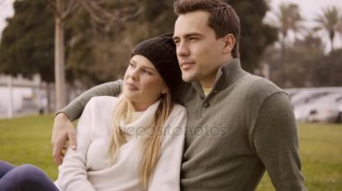 Bir parkta hoş bir sarılma aşık çift okyanus yakın akşam.