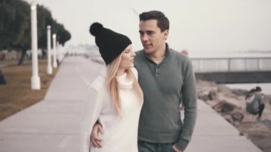 Gençlerin sevgi dolu iki parkta yürüyor.