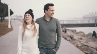 Gençlerin sevgi dolu iki parkta yürüyor.