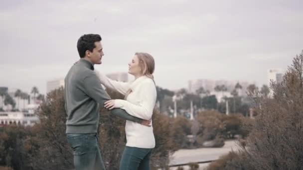 若い人たちの愛情のあるカップルが公園で歩いています。. — ストック動画