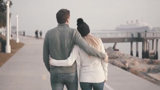 Un couple de jeunes amoureux se promène dans le parc . — Video