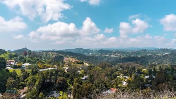 Bellissimo TimeLaps Cinema girato 4K. Vista dalla cima delle Beverly Hills. Belle nuvole si muovono attraverso le colline. Una giornata di sole a Beverly Hills, Los Angeles, California — Video Stock