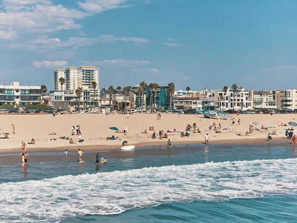 Lidé koupat a opalovat na pláži. Pohled z Venice Beach Pier, Los Angeles, Kalifornie, Usa — Stock fotografie