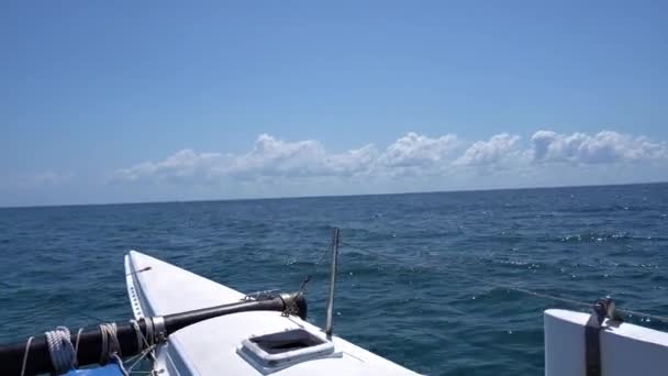 Catamarán de yates de vela navega en las olas en el cálido mar Caribe. Un velero. Navegando. Cancún México. Día soleado de verano, cielo azul con nubes — Vídeos de Stock