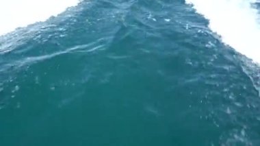 Hızlı hareketli motor katamaran Karayip Denizi Cancun Meksika su yüzeyinde iz. Yaz güneşli gün