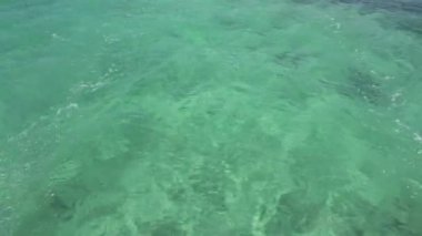 Hızlı hareketli motor katamaran Karayip Denizi Cancun Meksika su yüzeyinde iz. Yaz güneşli gün