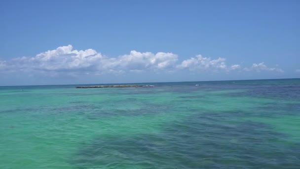 O barco navega ao redor da ilha de coral no quente Mar do Caribe. Barco à vela. A navegar. Cancún México. Verão dia ensolarado, céu azul com nuvens — Vídeo de Stock