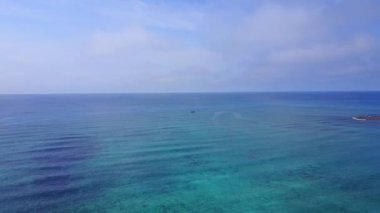 Hava dron vurdu. Uçuş güzel Körfezi üzerinden. Bir kuş bakışı görünüme uzakta tekne görünümünü. Turkuaz su Karayip Denizi. Riviera Maya Meksika