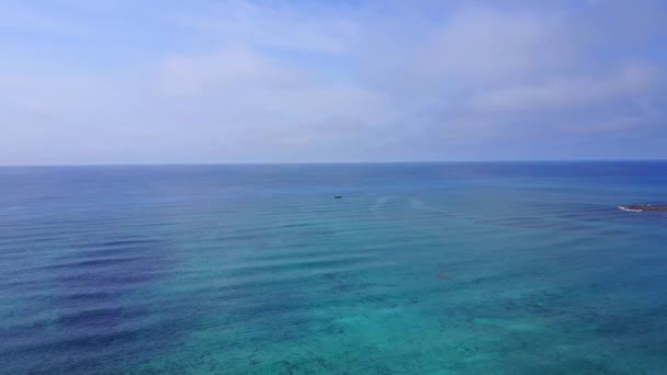 Воздушный беспилотник. Полет над красивым заливом. Вид на лодку вдалеке от птичьего полета. Бирюзовая вода Карибского моря. Мексика: Ривьера Майя — стоковое видео