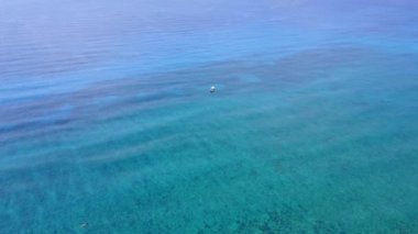 Hava dron vurdu. Uçuş güzel Körfezi üzerinden. Bir kuş bakışı görünüme uzakta tekne görünümünü. Turkuaz su Karayip Denizi. Riviera Maya Meksika