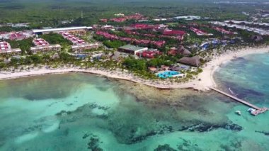 Hava dron vurdu. Yukarıdan, birde bakışı bir lüks resort otel Beach bir tropik sahil havadan görünümü. Turkuaz su Karayip Denizi. Riviera Maya Meksika