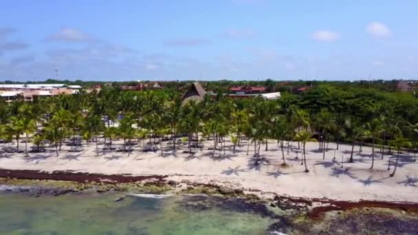 Disparo aéreo con drones. Vista aérea desde arriba, vista de pájaro en una playa de hotel resort de lujo de una costa tropical. Agua turquesa del Mar Caribe. Riviera Maya México — Vídeo de stock