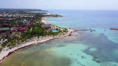Hava dron vurdu. Yukarıdan, birde bakışı bir lüks resort otel Beach bir tropik sahil havadan görünümü. Turkuaz su Karayip Denizi. Riviera Maya Meksika