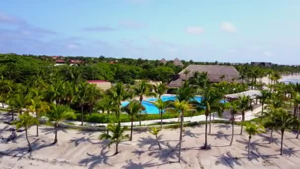 Disparo aéreo con drones. Vista aérea desde arriba, vista de pájaro en una playa de hotel resort de lujo de una costa tropical. Agua turquesa del Mar Caribe. Riviera Maya México — Vídeo de stock