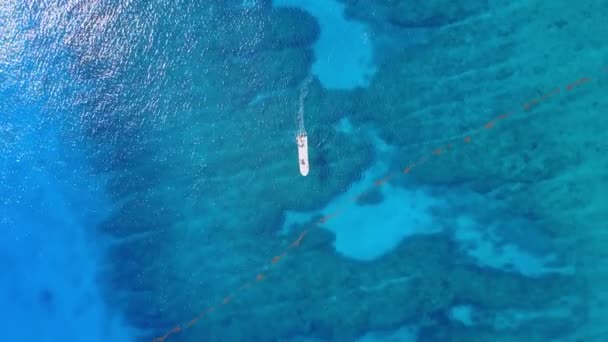 Antenn drönare sköt. Visa från ovan av båten med dykare i distansera från ett fågelperspektiv. Turkosblå vatten Visa korall kusten av Karibiska havet. Riviera Maya Mexico — Stockvideo