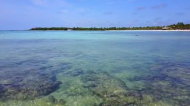 Hava dron vurdu. Uçuş güzel Körfezi üzerinden. Bir kuş bakışı görünüme sahilinden görünümü. Kamera mesafe içine bakar ve sağa taşır. Karayip Denizi Riviera Maya Meksika'nın turkuaz su