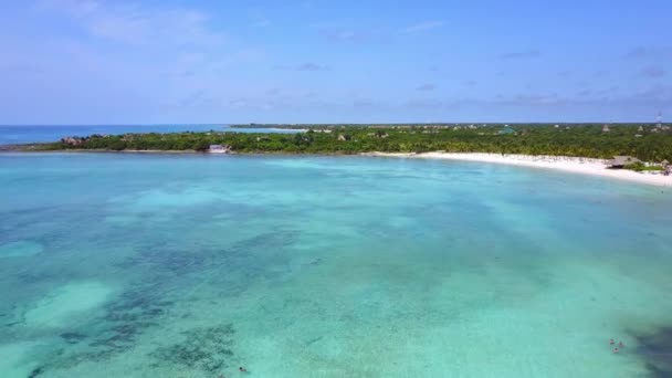 Disparo aéreo con drones. Vuelo sobre la hermosa bahía. Una vista de la costa desde la vista de un pájaro. La cámara mira a la distancia. Agua turquesa del Mar Caribe. Riviera Maya México — Vídeo de stock