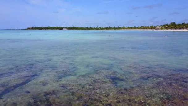 Disparo aéreo con drones. Vuelo sobre la hermosa bahía. Vista de la costa desde la vista de un pájaro. La cámara mira a la distancia y se mueve a la izquierda. Agua turquesa del Mar Caribe Riviera Maya México — Vídeo de stock