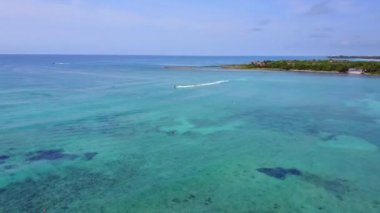Hava dron vurdu. Dan yukarıda su scooter bir kuş bakışı görünüme muz ile görüntüleyin. Turkuaz su görünümü mercan Karayip Denizi'nin kıyısında. Riviera Maya Meksika