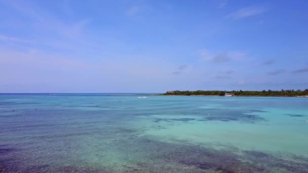Antenn drönare sköt. Visa från ovan av vattenskoter med banan från ett fågelperspektiv. Turkosblå vatten Visa korall kusten av Karibiska havet. Riviera Maya Mexico — Stockvideo