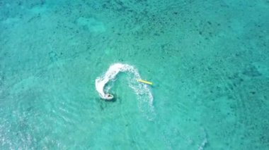 Hava dron vurdu. Dan yukarıda su scooter bir kuş bakışı görünüme muz ile görüntüleyin. Turkuaz su görünümü mercan Karayip Denizi'nin kıyısında. Riviera Maya Meksika