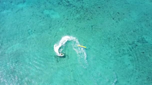 Um drone aéreo disparado. Vista de cima da scooter de água com banana de uma visão de olhos de pássaros. Turquesa vista de água costa de coral do Mar do Caribe. Riviera Maya México — Vídeo de Stock