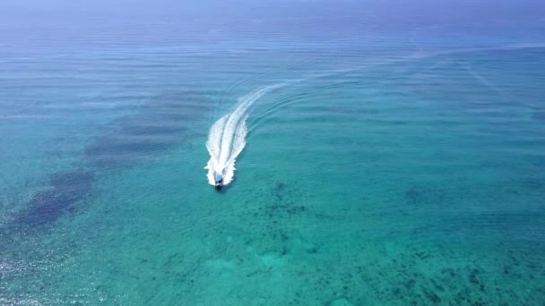 Disparo aéreo con drones. Vista desde arriba del barco con buceadores en la distancia desde una vista de pájaro. Vista turquesa del mar Caribe desde la costa coralina. Riviera Maya México — Vídeo de stock