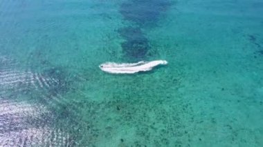 Hava dron vurdu. Üzerinden bir kuş bakışı görünüme üzerinden su scooter, yukarıda görüntüleyin. Turkuaz su görünümü mercan Karayip Denizi'nin kıyısında. Riviera Maya Meksika