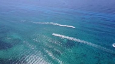 Hava dron vurdu. Üzerinden bir kuş bakışı görünüme üzerinden su scooter, yukarıda görüntüleyin. Turkuaz su görünümü mercan Karayip Denizi'nin kıyısında. Riviera Maya Meksika