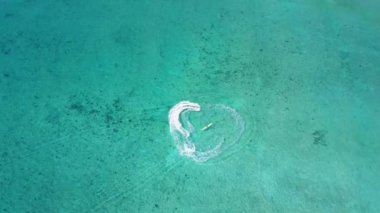 Hava dron vurdu. Dan yukarıda su scooter bir kuş bakışı görünüme muz ile görüntüleyin. Turkuaz su görünümü mercan Karayip Denizi'nin kıyısında. Riviera Maya Meksika
