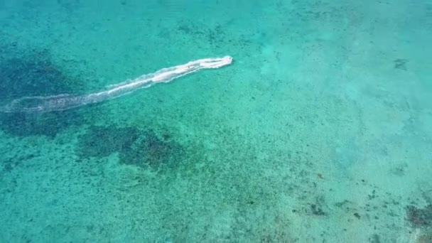 Disparo aéreo con drones. Vista desde arriba de la moto de agua con plátano desde una vista de pájaro. Vista turquesa del mar Caribe desde la costa coralina. Riviera Maya México — Vídeo de stock