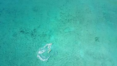 Hava dron vurdu. Dan yukarıda su scooter bir kuş bakışı görünüme muz ile görüntüleyin. Turkuaz su görünümü mercan Karayip Denizi'nin kıyısında. Riviera Maya Meksika