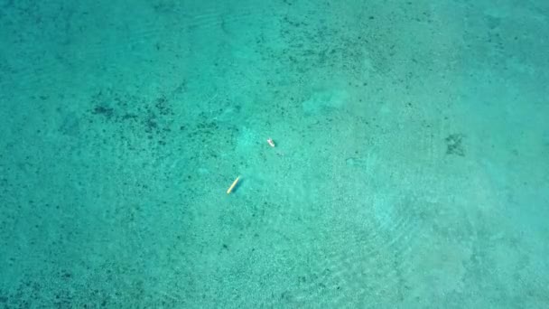 Disparo aéreo con drones. Vista desde arriba de la moto de agua con plátano desde una vista de pájaro. Vista turquesa del mar Caribe desde la costa coralina. Riviera Maya México — Vídeo de stock