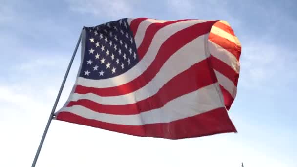 Bandeira americana agitando-se ao vento no Memorial Day On the Sunset. Los Angeles, Califórnia, EUA. Inflação da lente . — Vídeo de Stock