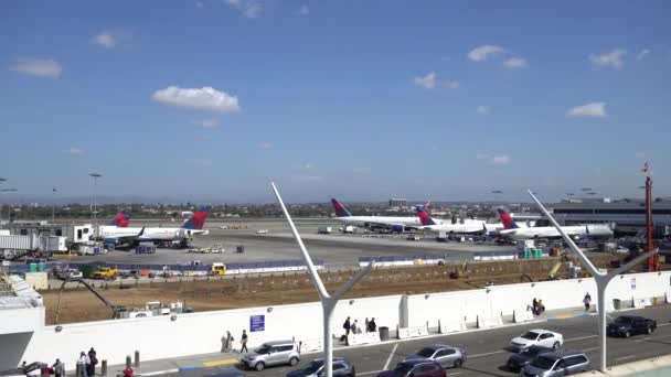 Los Angeles, CA États-Unis - 10 02 2019 : Southwest Airlines Boeing 737 atterrissant sur piste à l'aéroport international LAX de Los Angeles. Des avions se tiennent près des terminaux. Trafic automobile . — Video