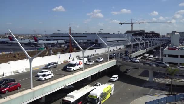 Los Angeles, Ca Stany Zjednoczone - 10 02 2019: Samoloty Delta rozładowujące i załadowcze w pobliżu terminalu na lotnisku Lax, Los Angeles International Airport. Ruch samochodów. — Wideo stockowe