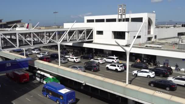 Los Angeles, CA Estados Unidos - 10 02 2019: Tráfico de coches en LAX. Aeropuerto Internacional de Los Ángeles . — Vídeos de Stock