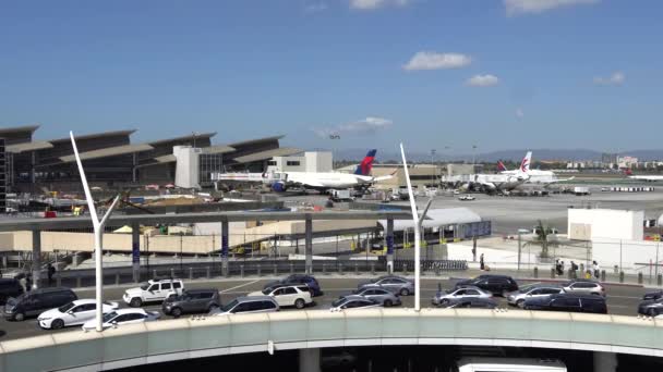 Los Angeles, Ca Spojené státy americké - 10 02 2019: Letadla Delta vykládají a nakládají v blízkosti terminálu v Lax, mezinárodní letiště Los Angeles. — Stock video