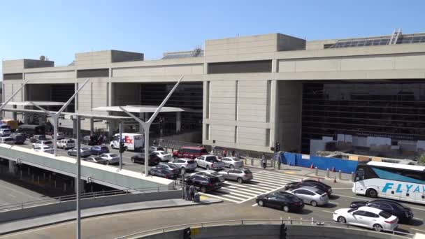 Los Angeles, Ca Verenigde Staten - 10 02 2019: Veel auto 's in het verkeer bij Lax. Tom Bradley International Terminal. Internationale luchthaven van Los Angeles. — Stockvideo