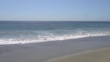 Pasifik Okyanusu 'nun dalgaları Malibu Sahili' nde Los Angeles California 'yı dövüyor. Malibu plajında güneşli bir yaz günü..