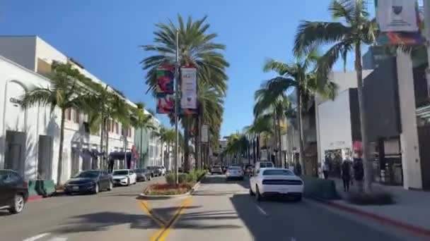 Los Angeles, CA, USA - 09 12 2017: Beverly Hills Rodeo Drive Driving. En el corazón de Beverly Hills, tres cuadras de Rodeo Drive son el epicentro del lujo, la moda y el estilo de vida . — Vídeo de stock