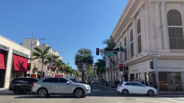 Los Angeles, CA, USA - 09 12 2017: Beverly Hills Rodeo Drive Driving. En el corazón de Beverly Hills, tres cuadras de Rodeo Drive son el epicentro del lujo, la moda y el estilo de vida . — Vídeos de Stock